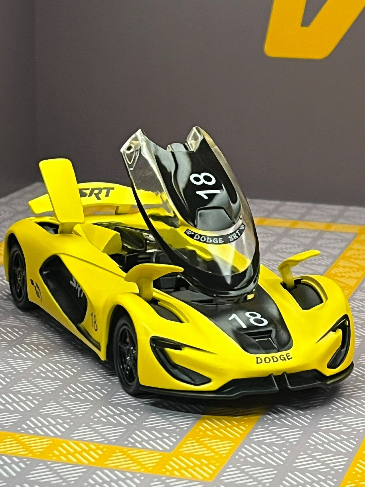 【全球優品匯】模擬1:32比例戰斧SRT合金汽車模型 全新未拆封 彩盒裝 功能介紹：多處可開，前後車燈可亮，強勁後輪