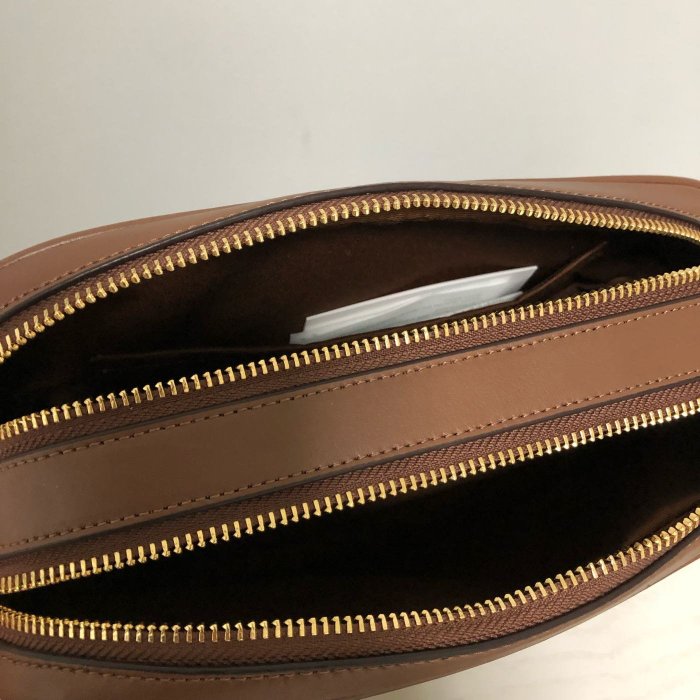 .美國正品COACH 限量經典-黑色大馬車LOGO、新款-滿版淺咖拚粉色、白全皮拚天藍色大馬車logo、經典黑金色-(荔紋全真皮)、滿版棕咖色、經典墨綠全皮大馬車logo-(大號)雙層拉鏈相機包、斜背包、側背包-(均可放長夾).及限量 星際大戰聯名款~滿版黑灰色C Logo-(大號) 雙層拉鍊相機包 斜背包(頭層真皮+防刮皮款)...男女均適用*vivi shop* 2