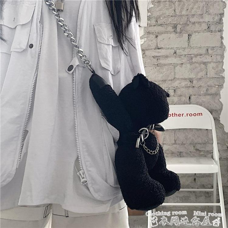 玩偶包包包女韓國ins百搭黑色斜背包個性街頭側背包毛絨小熊玩偶飾品潮 果果輕時尚