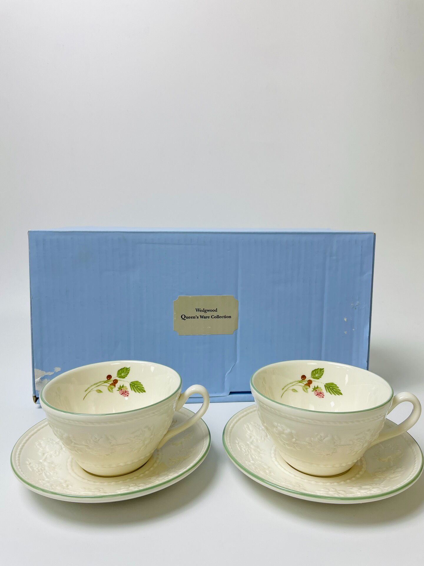 Wedgwood 韋基伍德 假日樹莓浮雕咖啡杯碟兩套組 全新全品 精美花卉浮雕 絕美白色瓷胎綠邊紅漿果 波浪紋路 原盒裝 下午茶必備