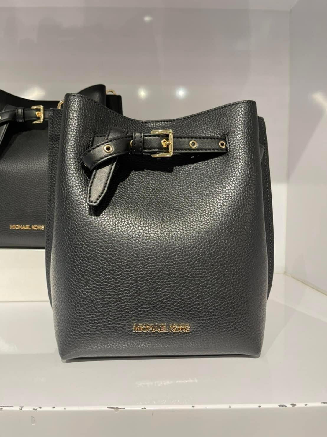 美國正品專櫃Michael Kors MK新款經典禮物結 滿版深咖LOGO、焦糖咖色、經典黑色全皮 (中號)禮物包 -(全牛皮或防刮牛皮款) 單肩側背 扭結禮物包 斜背包 水桶包~ 【內空間容量超大可入長夾、輕奢簡約時尚百搭款】～(保證美國OUTLET專櫃店直購全新100%正品).*vivi shop* 6