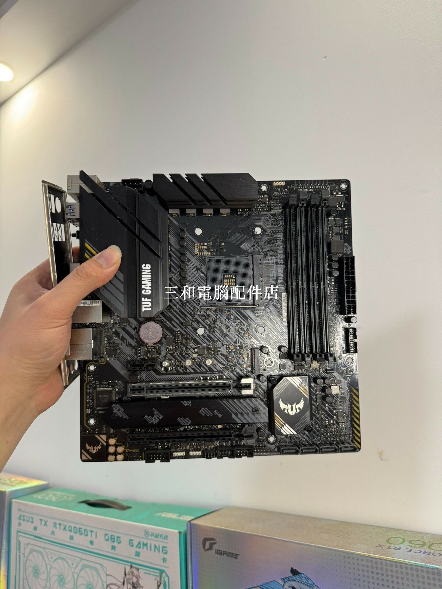 【三和電腦配件店】DDD》華碩B550M-PLUS重炮手主機板，成色如圖，功能正常，包郵非偏遠地區 無WiFi版本。