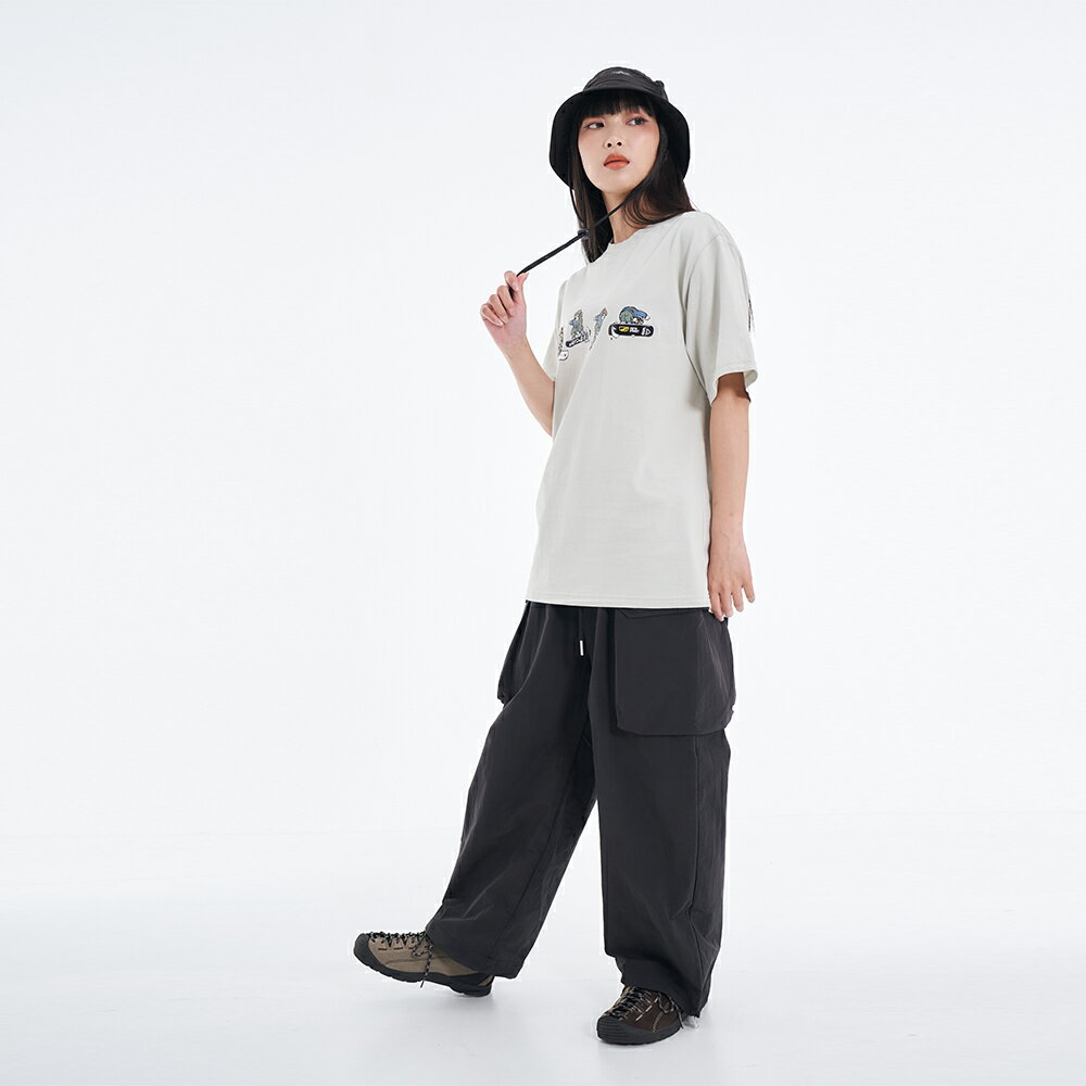 中性款滑雪板動作繡花短袖TEE-淺灰【5th STREET】【APP下單享4%點數】 ★春夏新品 2