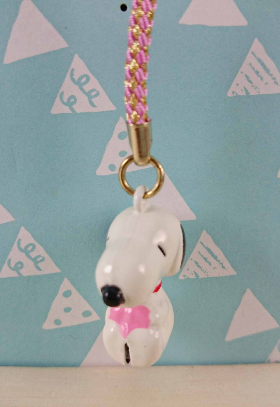 【震撼精品百貨】史奴比Peanuts Snoopy 手機吊飾 抱愛心 坐 震撼日式精品百貨