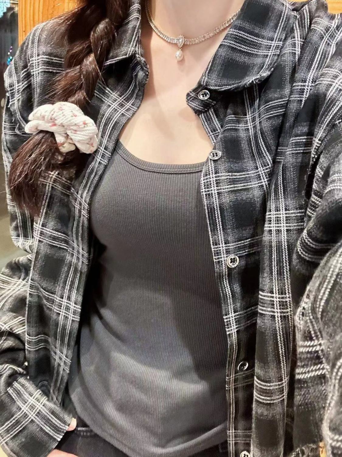 黑色格紋襯衫女寬松慵懶風垂墜感港味復古中長款襯衣時尚百搭寬松外套【聚寶屋】