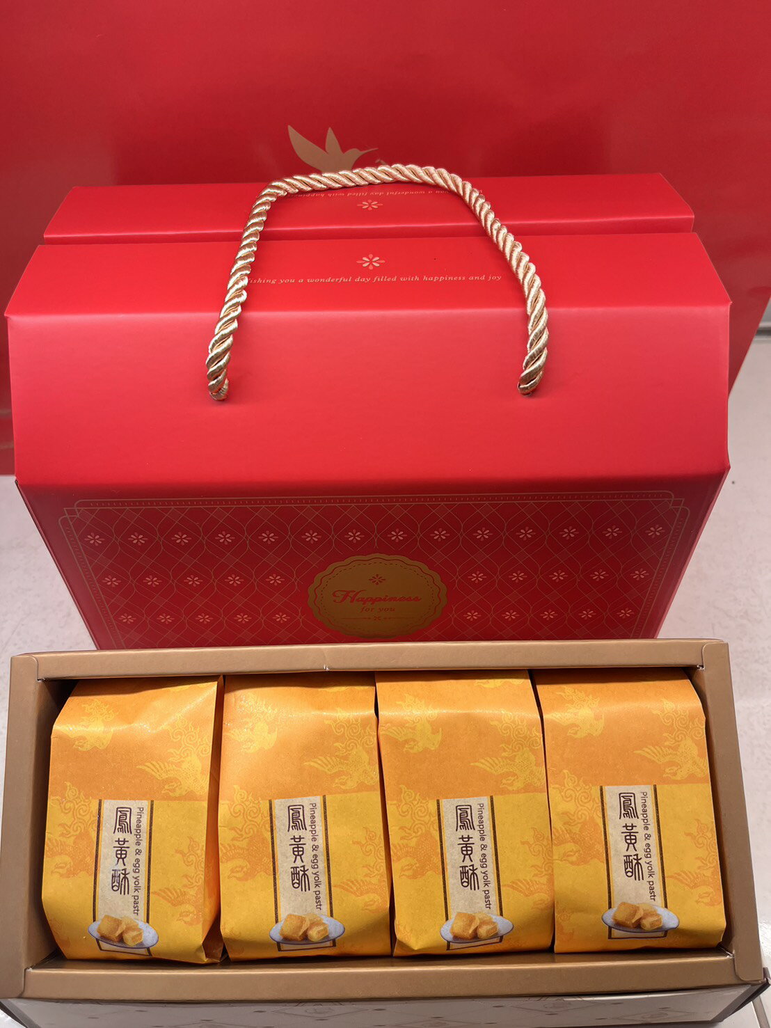 【戴妮塔推薦春節伴手禮】限時團購優惠 年節最熱銷手工原味蛋捲禮盒(大盒6包入24支)、鳳黃酥 (8入)手提禮盒 0