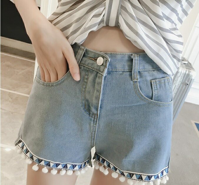 一個女孩衣櫥-韓國東大門-韓版小毛球設計可愛民俗幾何風牛仔A字短褲