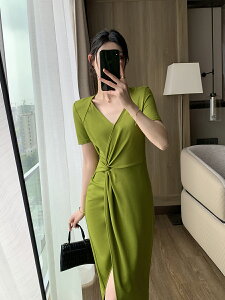 綠色連身裙女夏裝V領收腰顯瘦氣質通勤開叉裙