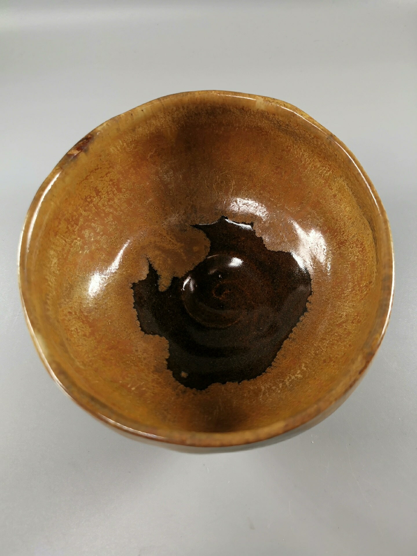 日本 伊賀燒手捏醬色釉抹茶碗 茶碗，器型穩重，底部褶皺仿若荷