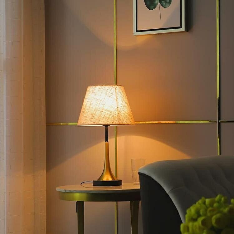 床頭燈 北歐臥室台燈床頭燈客廳美式現代簡約溫馨創意輕奢喂奶可調光遙控 2