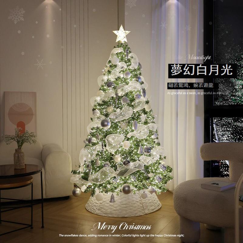 幫家裡聖誕佈置裝飾推薦聖誕裝飾及吊飾到免運 附發票 聖誕樹 家用聖誕樹 聖誕裝飾 聖誕節裝飾 2025新款聖誕樹聖誕節裝飾場景布置家用大型擺件絲帶燈diy室內工廠現貨直銷 售後保障 全館八折 店長新品推薦 5s1121就在時尚家居推薦幫家裡聖誕佈置裝飾