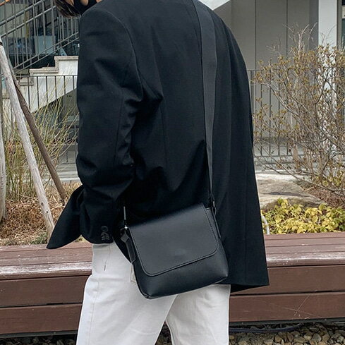 VOS AMO韓國嚴選單品-韓國製新款經典黑皮革方形掀蓋迷你斜背包