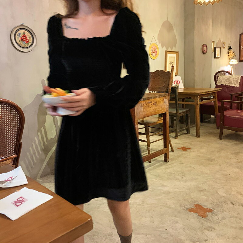 秋季連衣裙女新款韓版收腰顯瘦裙子氣質復古金絲絨方領小黑裙1入