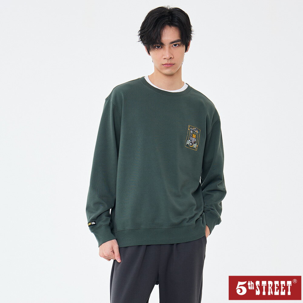 中性款 大學T 長袖 T恤 TEE 上衣 印花 綠色 (560991) 【5th STREET】【年貨節全館390起】 治裝激推 最高折426