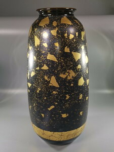 日本 九谷燒金箔繪名家 九谷明山作 撒金箔工藝花瓶一只，黑色