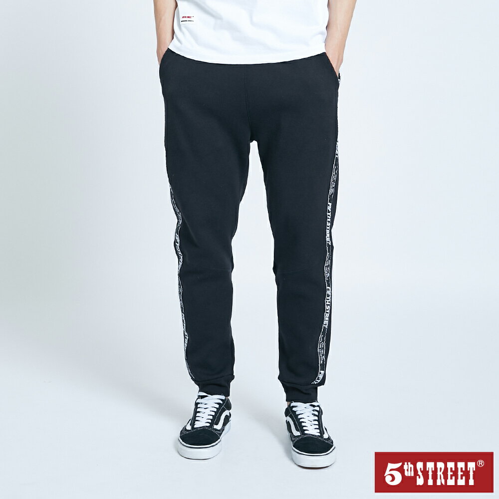 男裝 側織袋束口休閒運動褲-黑色 (961003) 【5th STREET】【APP下單天天10%回饋】 ★神褲節 治裝激推 最高折426