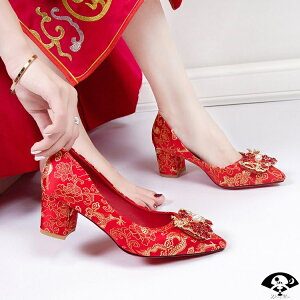 中式婚鞋女年新款粗跟紅色結婚鞋子平跟新娘鞋紅秀禾服高跟鞋