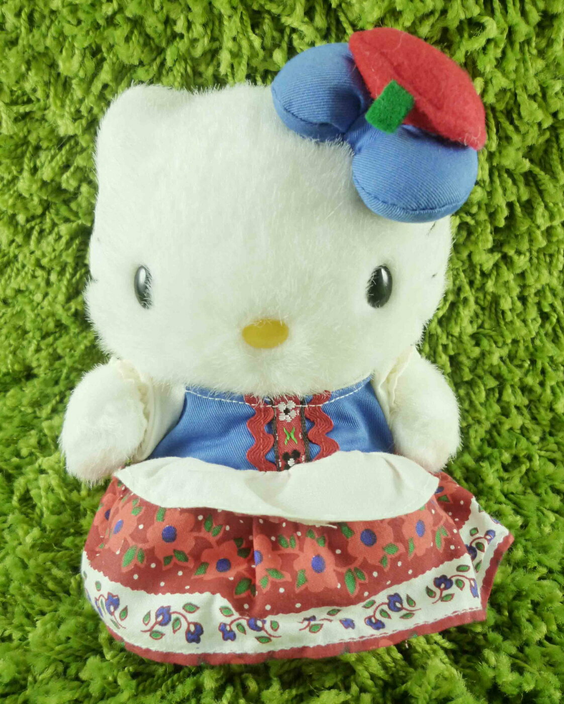【震撼精品百貨】Hello Kitty 凱蒂貓 KITTY絨毛娃娃-荷蘭服飾-紅色 震撼日式精品百貨