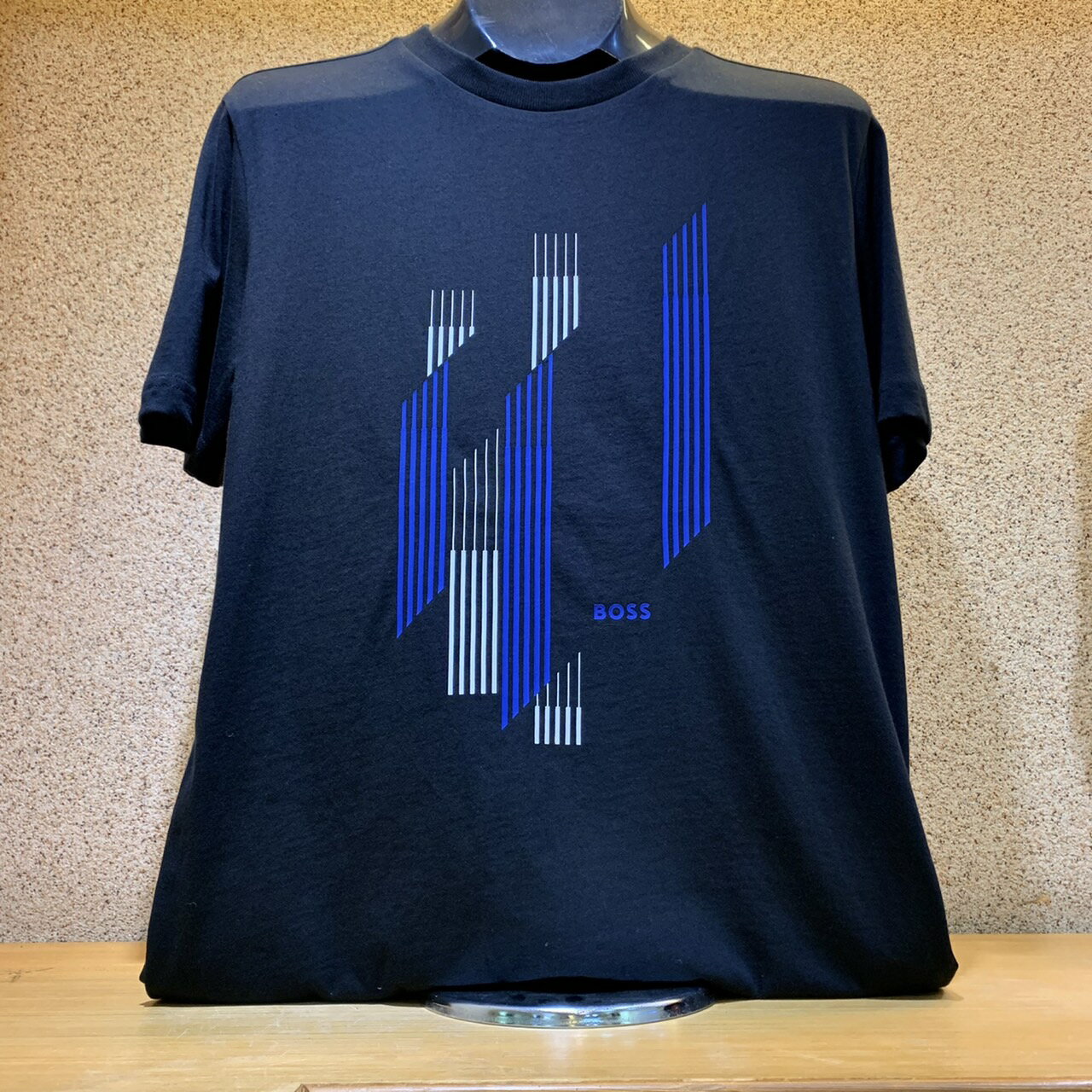 (零碼款式)(S/M/L/2XL)(Little bee小蜜蜂精品)BOSS 線條 黑短T 短袖