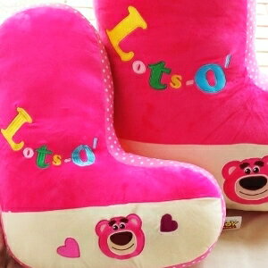 <br/><br/>  美麗大街【104020963】迪士尼玩具總動員草莓粉紅熊抱哥字母L造型18吋抱枕<br/><br/>