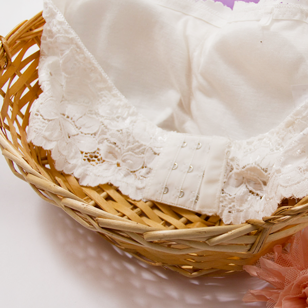 funsgirl芳子時尚 【A190726】性感滿版蕾絲平口半截背扣式隱形內搭背心-2色 現+預 2