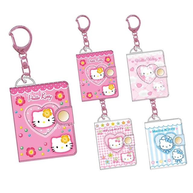 小禮堂 Sanrio 三麗鷗 Hello Kitty 愛心窗口迷你照片收納本吊飾 (90's系列)