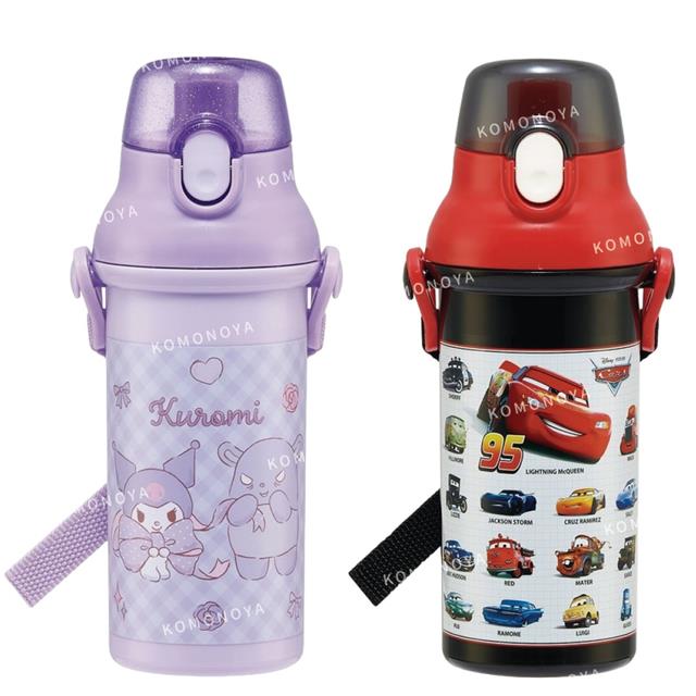 小禮堂 SKATER 480ml 兒童彈蓋直飲水壺 附背帶 480ml PSB5SANAG (格紋款) 酷洛米 CARS