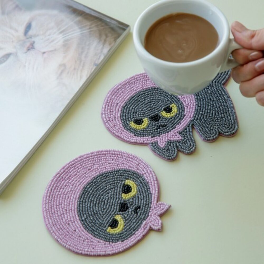 日本 憤怒的真知子  粉紅頭巾貓咪 小黑貓 串珠杯墊 吸水 隔熱 杯墊 吸水墊  Machiko  飲料杯墊 日本進口 - 日本 串珠杯墊 吸水 隔熱 杯墊 吸水墊 Machiko 粉紅頭巾貓咪 飲料杯墊