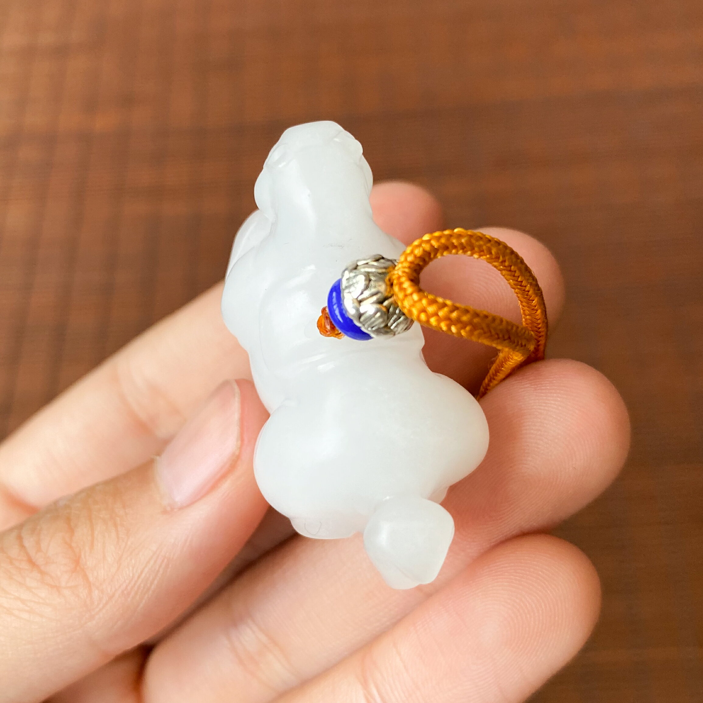 【白玉】皮付き白玉松下老人図吊坠　ペンダントトップ 白玉】皮付き白玉松下老人図吊坠ペンダントトップ