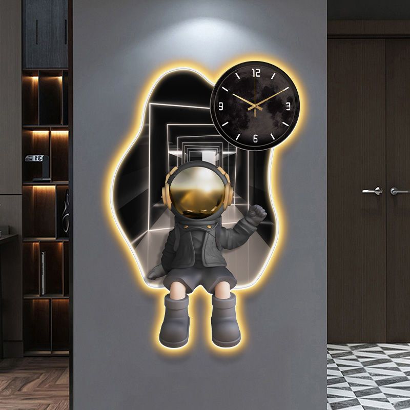 現代壁掛時鐘燈太空人鐘表宇航員掛鐘表鐘掛墻客廳裝飾畫時鐘高檔