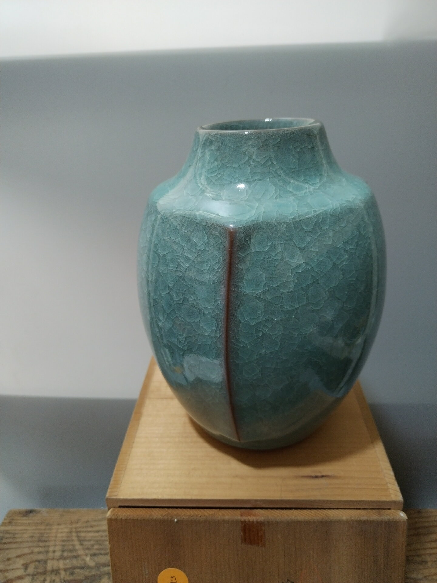 日本回流瓷器昭和時期梅花青瓷花瓶開片漂亮釉色很美，原盒，清山
