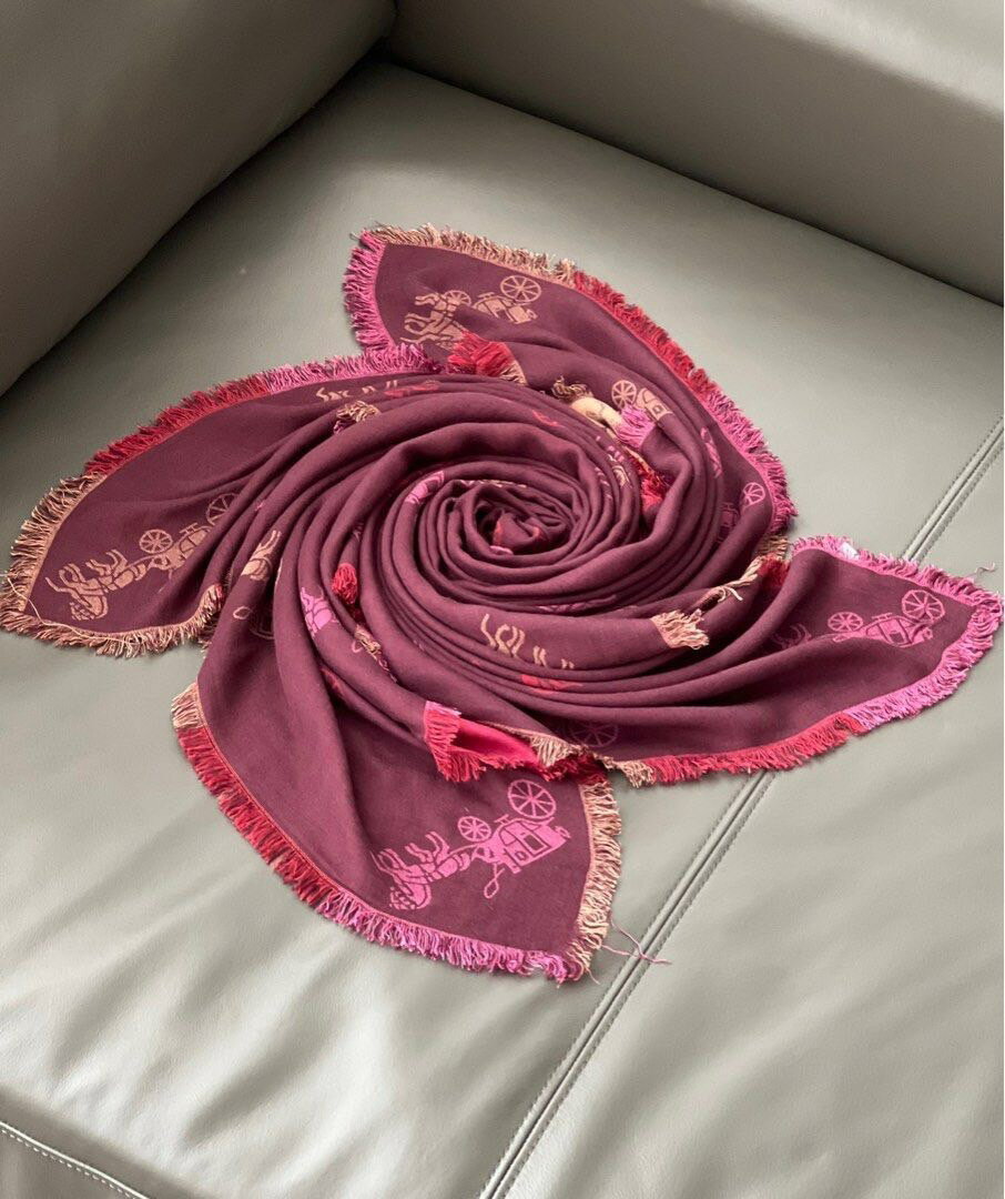 現貨在台~不用等~ Coach 酒紅/粉紅色馬車logo雙面大方巾 8