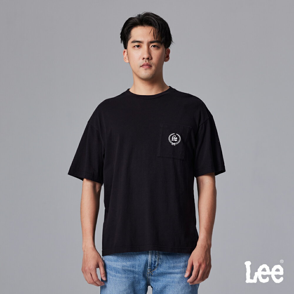 Lee 男女同款 寬鬆版 學院風小LOGO 背後大LOGO 短袖T恤 | Modern & FITS’ EM ALL