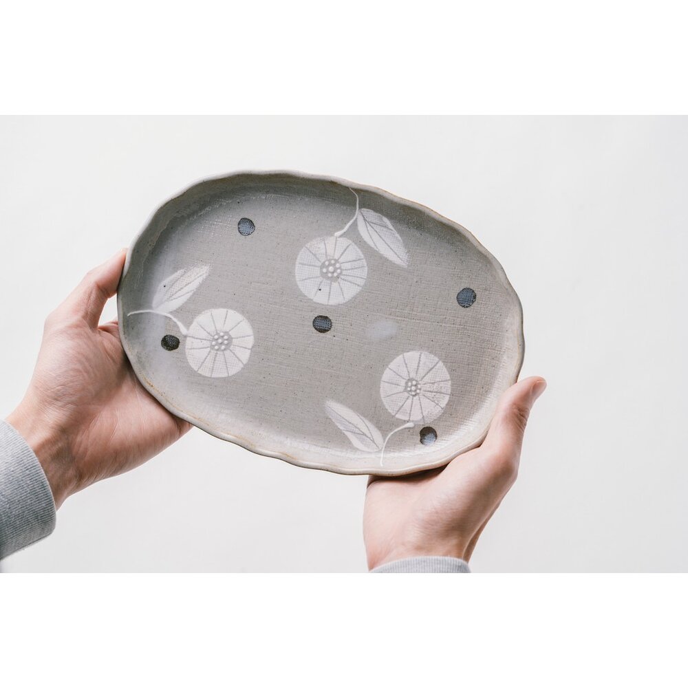 日本製KANESAN1893灰白一輪花橢圓皿｜日本進口 瀨戶燒 陶瓷餐具 陶瓷盤 牛排盤 義大利麵盤 早午餐盤 - 日本製 陶瓷盤 瀨戶燒 日式餐具 復古餐具 義大利麵盤 牛盤盤 早午餐盤 餐盤 日本 日本代購 日本空運來台 代購 熱銷商品 JAPAN 送禮推薦