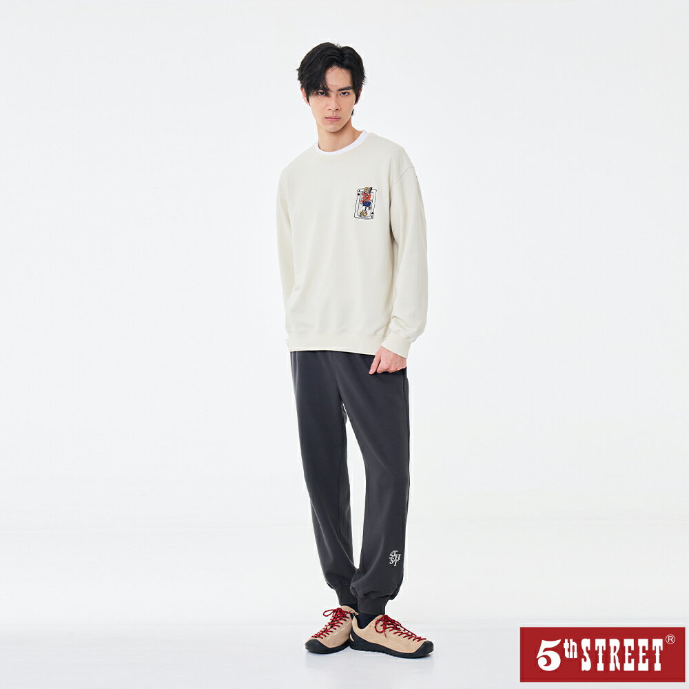 中性款 大學T 長袖 T恤 TEE 上衣 印花 卡其色 (560991) 【5th STREET】【年貨節全館390起】 治裝激推 最高折426
