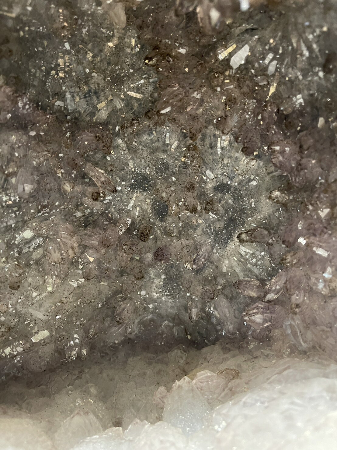 Sweet Heart 田芯精選異象 水晶洞 17.07kg 鱷魚骨幹原礦晶洞 共生鈦晶 晶體清透 大片太陽花結晶壁 火光佳 現貨 2
