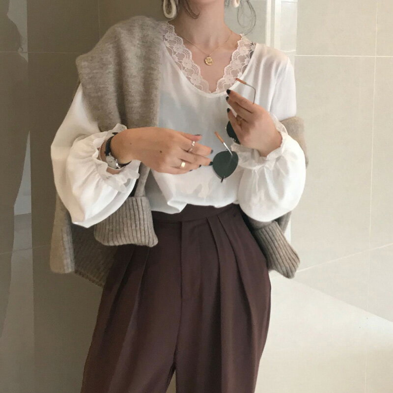 襯衣女秋裝百搭純色蕾絲邊V領襯衫喇叭袖設計感休閑打底上衣1入