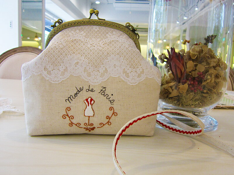 <br/><br/>  Mode de Paris時尚巴黎斜背/手拿2用手繪刺繡口金包Hand drawn Embroidered clasp purse messenger bag   全程台灣製作  Anitajewel<br/><br/>
