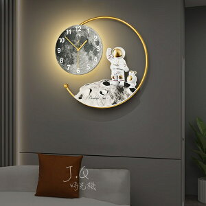 【免運】創意夜燈掛鐘 靜音裝飾鐘表 現代夜光時鐘 宇航員造型壁鐘 客廳大時鐘 墻面裝飾布置 高品質時鐘