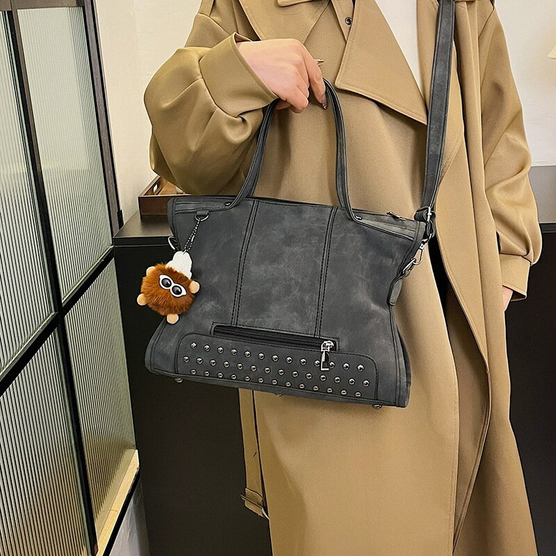 女包新款女包柳釘裝飾包機車包女士手提單肩大包包
