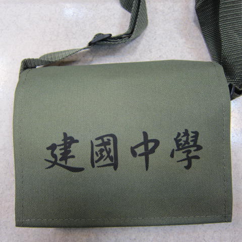 <br/><br/>  ~雪黛屋~Lian簡單式書包 防水尼龍布上班台灣製造品質保證加強車縫背帶耐承重 建國中學-綠(中)<br/><br/>