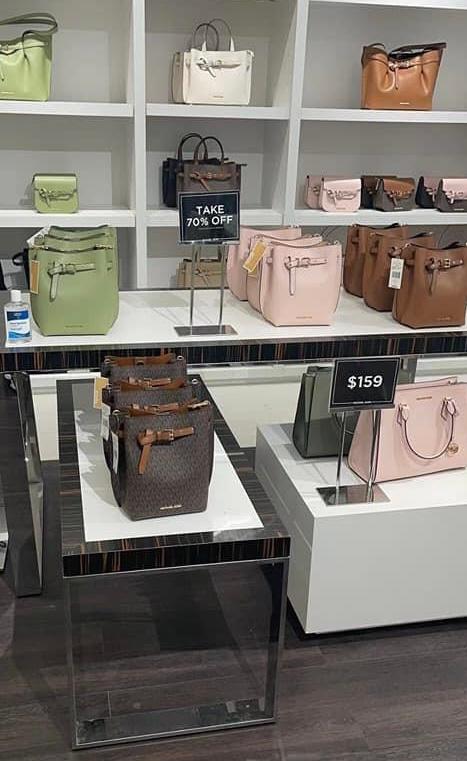 美國正品專櫃Michael Kors MK新款經典禮物結 滿版深咖LOGO、焦糖咖色、經典黑色全皮 (中號)禮物包 -(全牛皮或防刮牛皮款) 單肩側背 扭結禮物包 斜背包 水桶包~ 【內空間容量超大可入長夾、輕奢簡約時尚百搭款】～(保證美國OUTLET專櫃店直購全新100%正品).*vivi shop* 1
