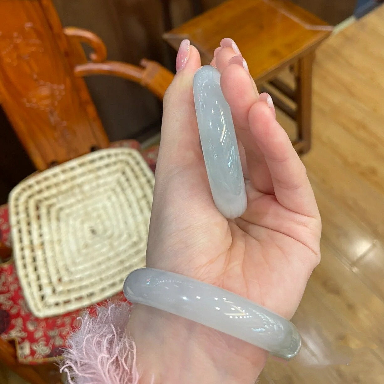 【現貨】緬甸翡翠手鐲天然冰種陽綠飄花玉鐲子白月光玉手鐲旺夫正圈手鐲子【北歐家居生活】