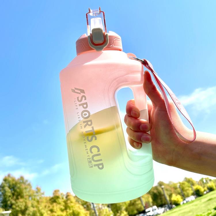 水杯女大容量高顏值吸管杯子夏季健身運動水壺便攜水瓶塑膠噸桶噸【摩可美家】