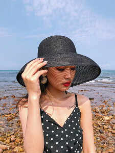 亮絲黑色草帽女士夏復古時尚圓頂赫本風鐘形寬檐遮陽帽海邊沙灘帽1入