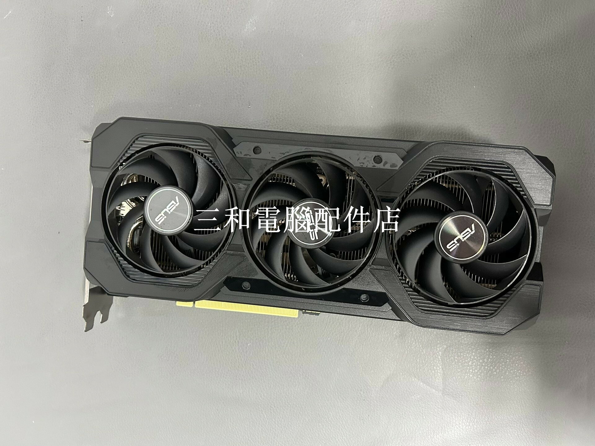 華碩鋸齒鯊 4070 三風扇 圖顯卡 溫度低 適合喫雞 LOL 無瑕彩.Infof penet岸