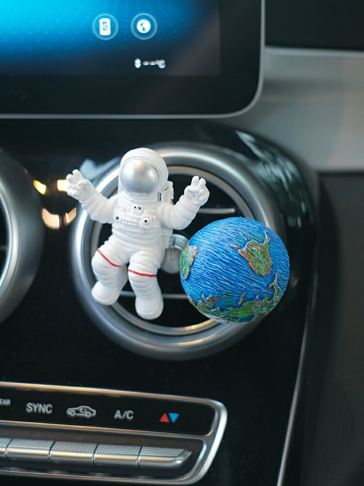 創意星球宇航員車載香水出風口香薰擺件高檔汽車內裝飾用品大全女