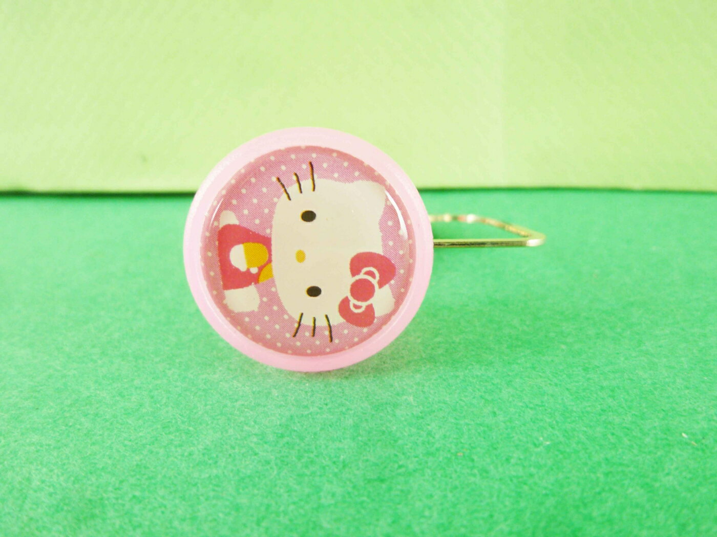 【震撼精品百貨】Hello Kitty 凱蒂貓 扣書籤-粉桃點側坐 震撼日式精品百貨