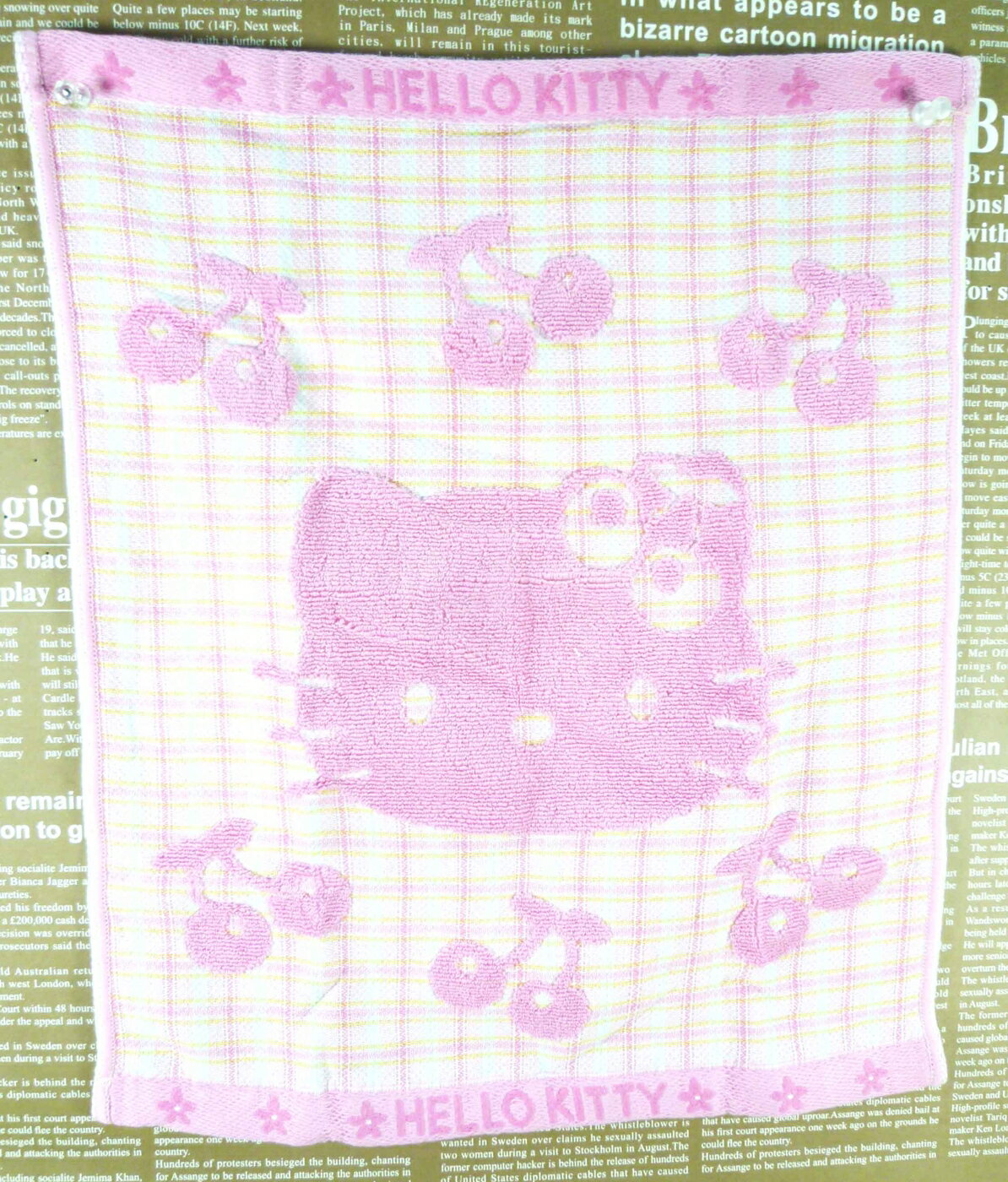 【震撼精品百貨】Hello Kitty 凱蒂貓 中毛巾 浮雕櫻桃 紫色格子 震撼日式精品百貨