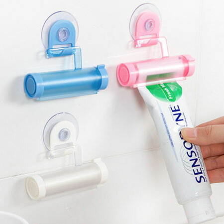 居家創意 簡約純色牙膏擠壓器 顏色隨機 牙膏伴侶 免釘 免鑽孔 吸盤 掛鉤 擠牙膏器【N102314】